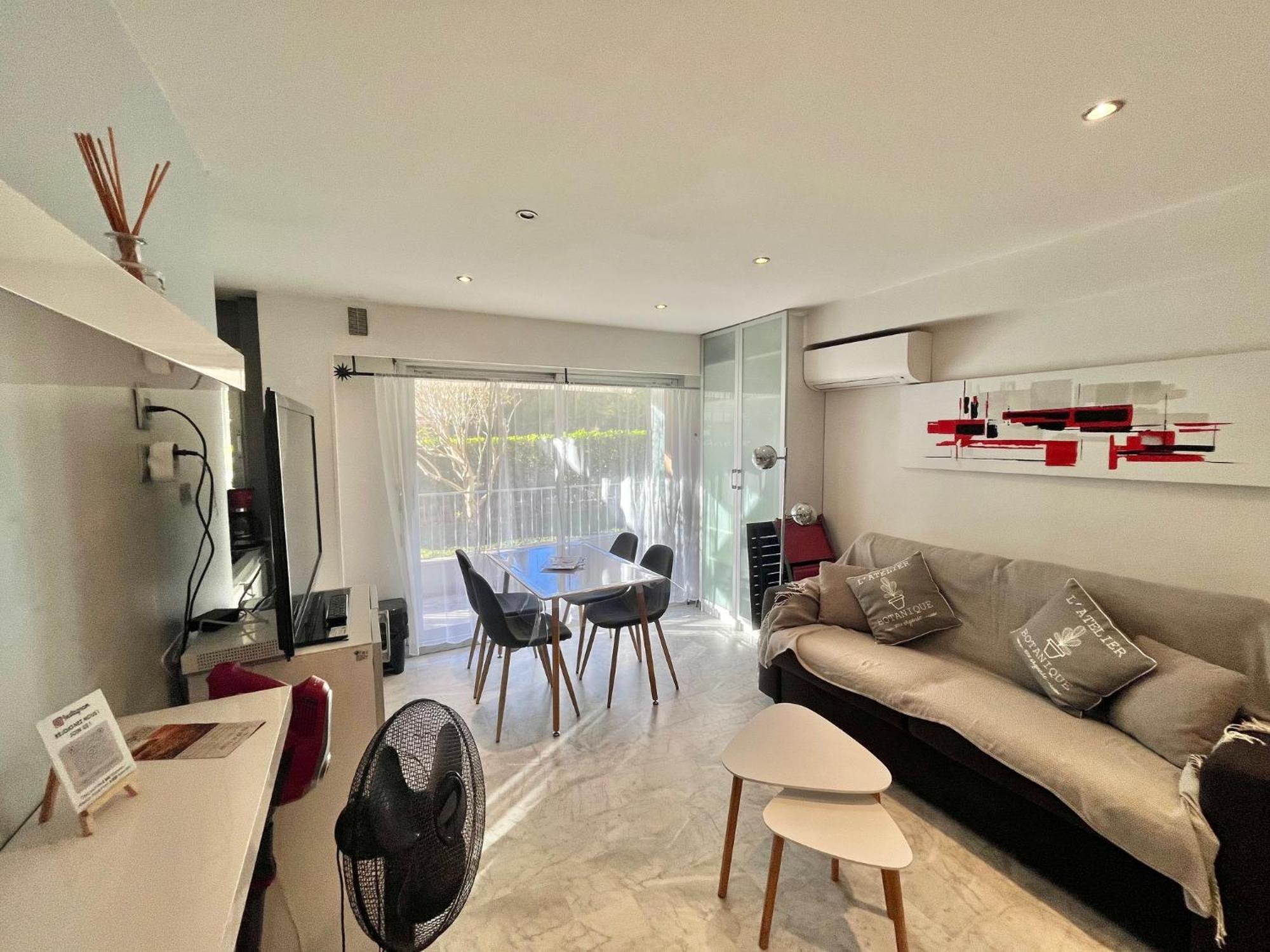 Jolies Lavandes, By Welcome To Cannes Luaran gambar